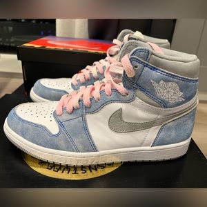 Air Jordan 1 Hyper Royal